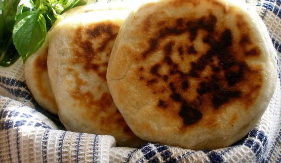 лепешки на минеральной воде с зеленью и сыром