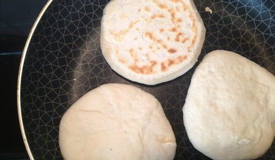 лепешки на минеральной воде с зеленью и сыром