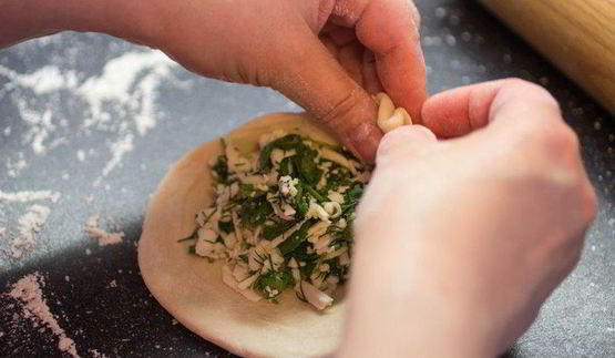 лепешки с сыром, чесноком и зеленью