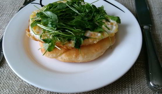 лепешки с яичницей и рукколой