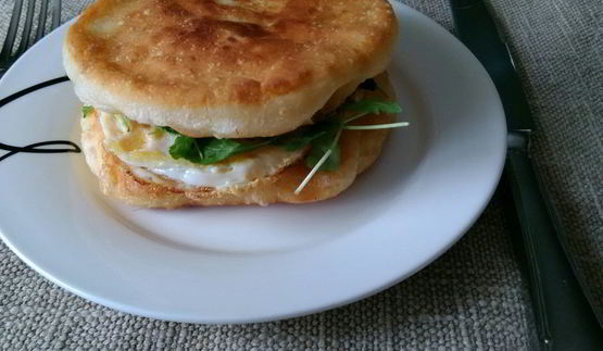 лепешки с яичницей и рукколой