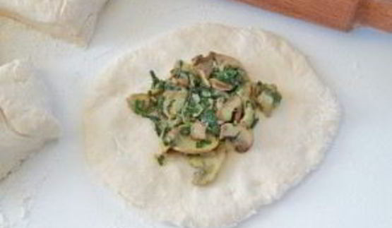 лепешки со шпинатом и грибами