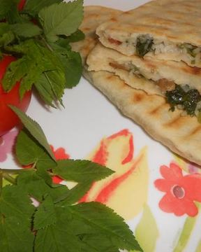 Лепешки со снытью, рисом и изюмом