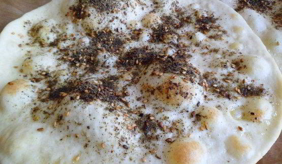 манаиш-лепешки с сыром и кунжутом, заатаром