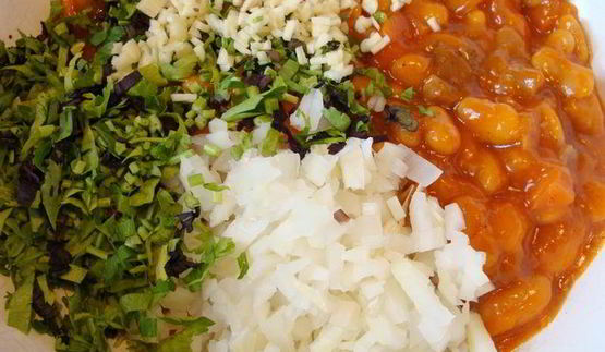 мексиканские лепешки с фасолью, сыром и острым соусом