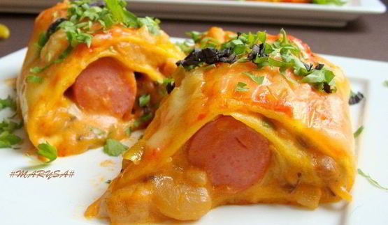 мексиканские лепешки с фасолью, сыром и острым соусом