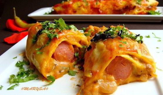 мексиканские лепешки с фасолью, сыром и острым соусом