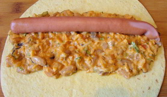 мексиканские лепешки с фасолью, сыром и острым соусом