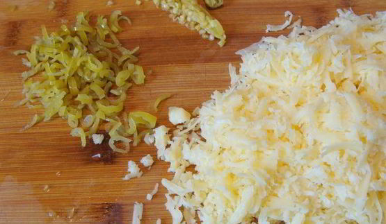 мексиканские лепешки с фасолью, сыром и острым соусом