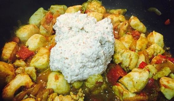 ореховое карри с куриной грудкой и лепешкой наан