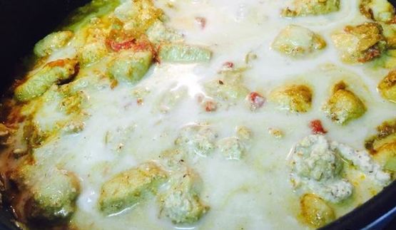 ореховое карри с куриной грудкой и лепешкой наан