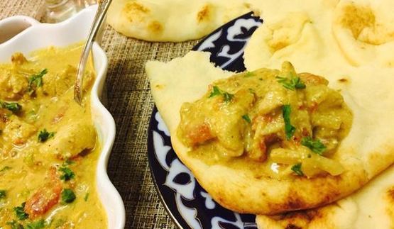 ореховое карри с куриной грудкой и лепешкой наан