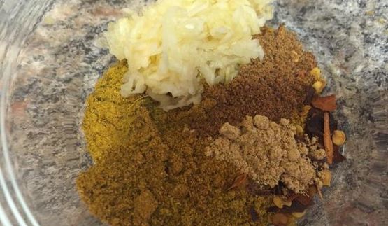 ореховое карри с куриной грудкой и лепешкой наан