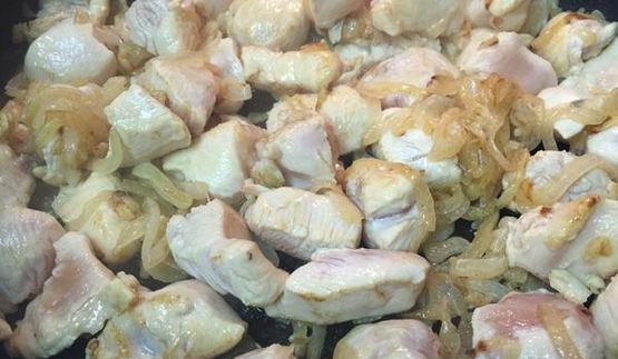 ореховое карри с куриной грудкой и лепешкой наан