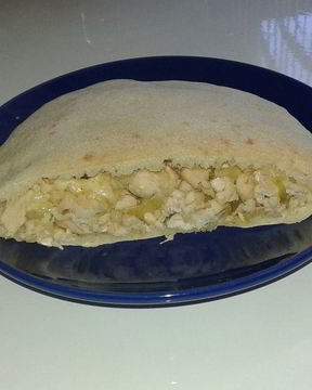 Пита с начинкой из курицы и сыра
