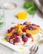 Сладкая фокачча с лавандой, малиной и абрикосами