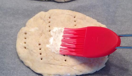 сладкая фокачча с лавандой, малиной и абрикосами