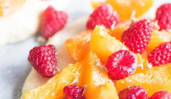 сладкая фокачча с лавандой, малиной и абрикосами