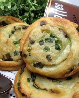 Слоеные лепешки с зеленым луком