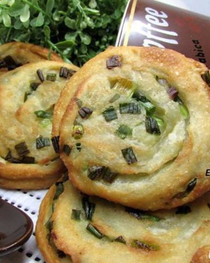 Рецепт слоеных лепешек с зеленым луком