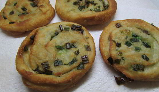 слоеные лепешки с зеленым луком