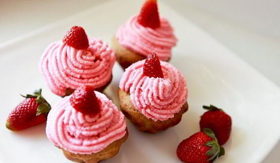 банановые маффины с клубникой