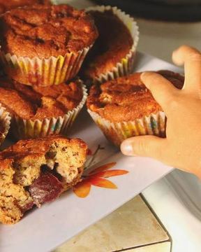 Безглютеновые карамельные маффины со сливами