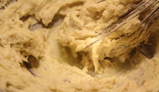 безглютеновые карамельные маффины со сливами