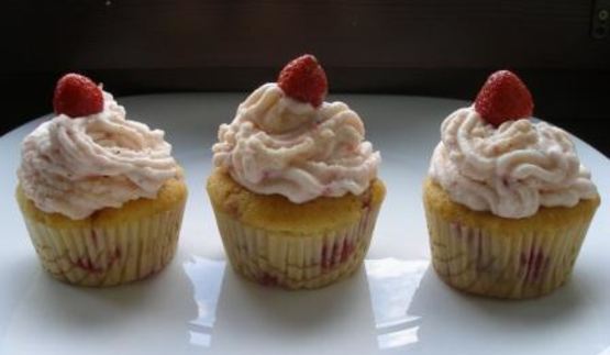 клубничные маффины с клубничным кремом