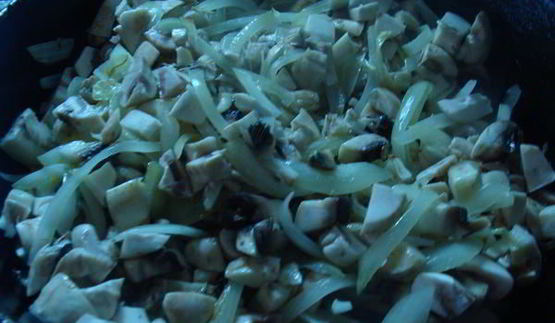 куриные маффины с грибами и винным соусом