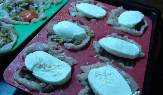 куриные маффины с грибами и винным соусом