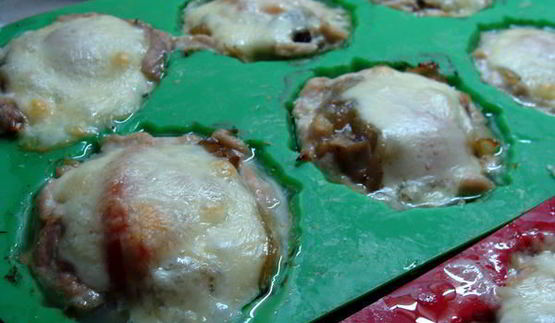 куриные маффины с грибами и винным соусом