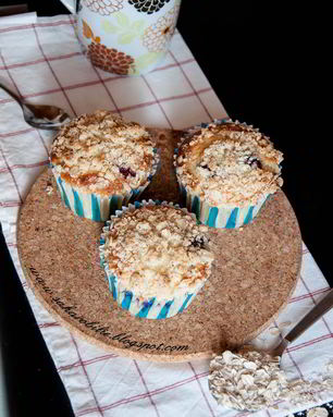 Маффины на йогурте с черникой и овсяными хлопьями