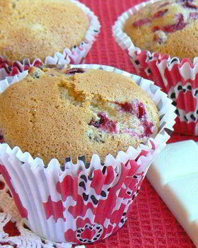 Маффины с брусникой и белым шоколадом