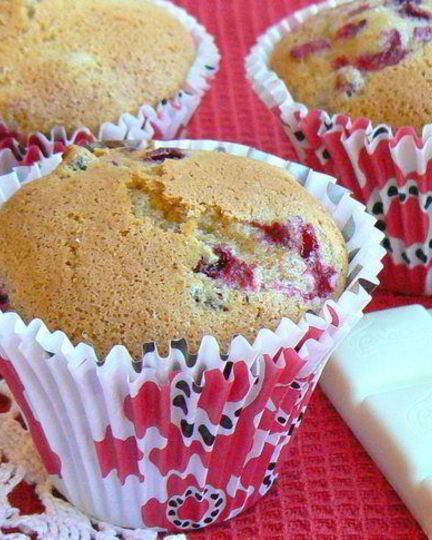 Рецепт маффинов с брусникого и белыма шоколадома