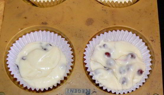 маффины с брусникой и белым шоколадом