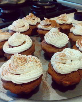 Маффины с корицей, изюмом и орехами