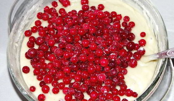 маффины с малиновым сиропом и красной смородиной