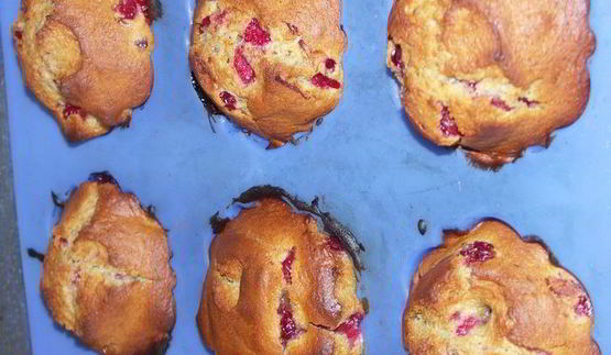 маффины с малиновым сиропом и красной смородиной