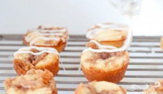 маффины с посыпкой и ванильной глазурью