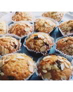 Маффины с шоколадом и миндальными лепестками