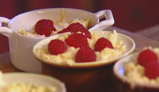 маффины со свежей малиной и миндальной корочкой