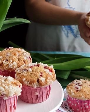 Нежные маффины с ягодами и сахарной корочкой