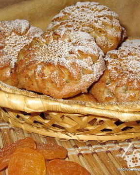 Постные яблочные маффины с курагой