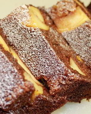 Шоколадный манник с карамельными яблоками