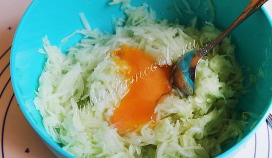 кабачковые оладьи с колбасой