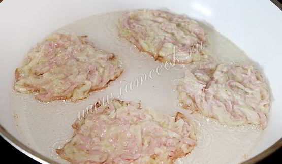 кабачковые оладьи с колбасой