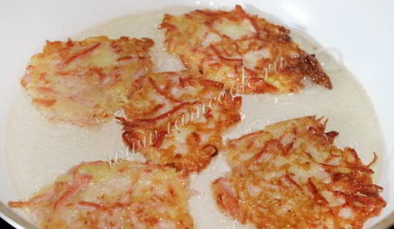 кабачковые оладьи с колбасой