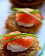 Картофельные оладьи с копченой семгой