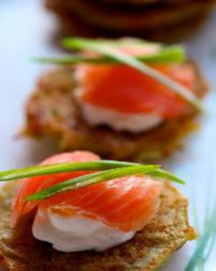 Рецепт картофельных оладий с копченой семгой